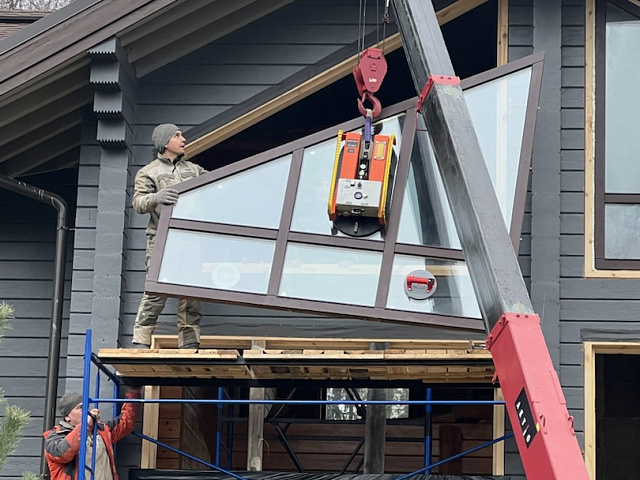 Установка больших ПВХ-окон с вакуумной присоской и краном манипулятором в доме из профилированного бруса